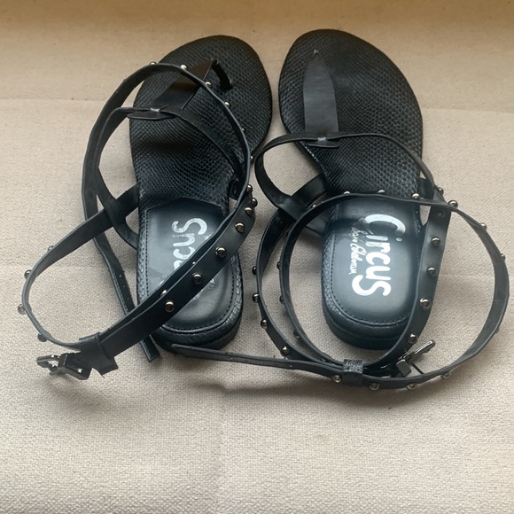 Circus by Sam Edelman "Gavin" Leather T-Strap Studded Sandal Black Size 9.5 - Picture 4 of 16